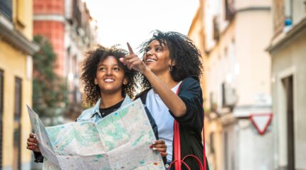 Adolescentes genérica-shutterstock_1386477233 (2) (1) O valor de envolver o adolescente no planejamento da viagem